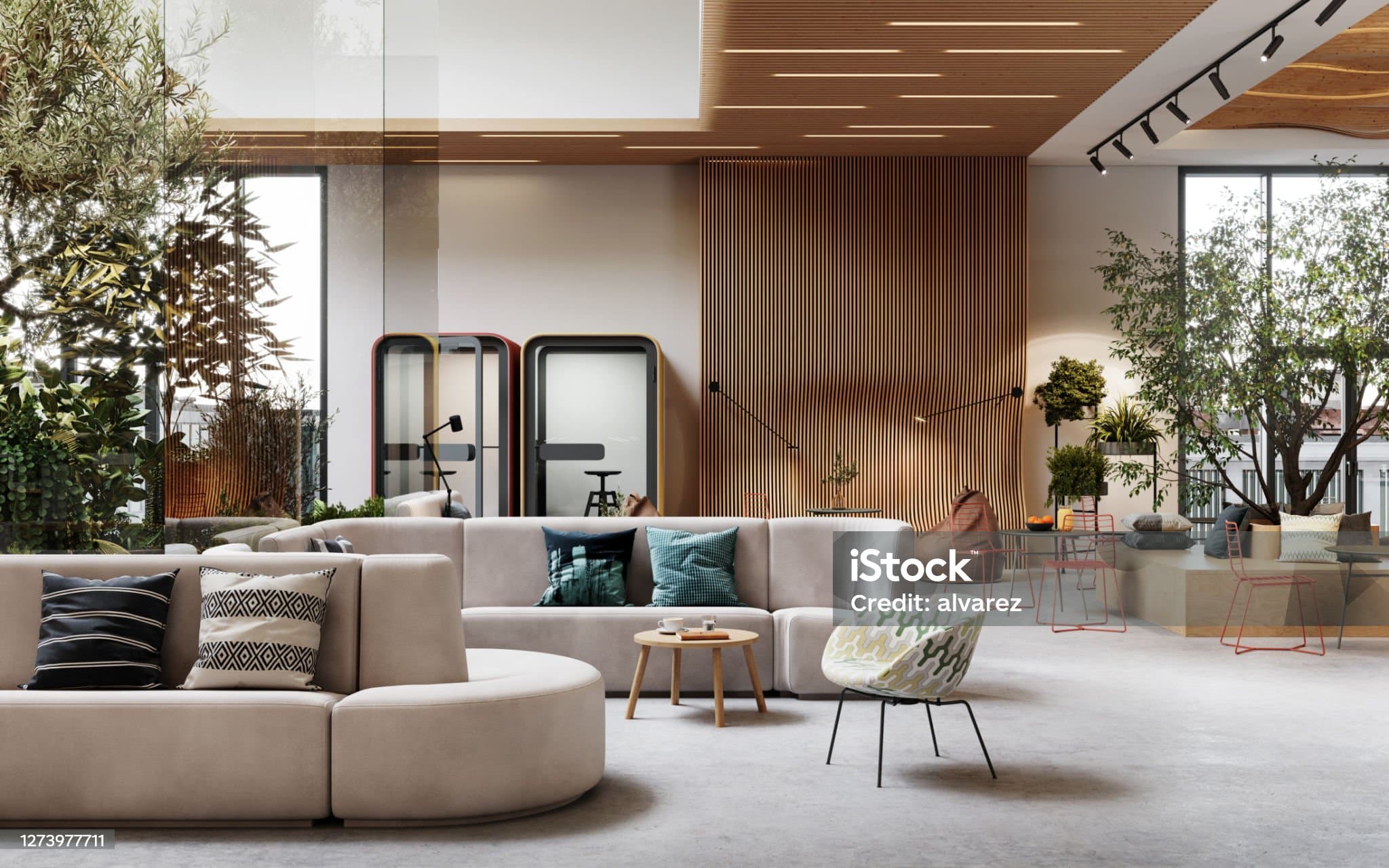 Moderner Arbeitsbereich mit natürlichem Licht